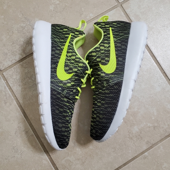 Nike Black and Volt Rosherun Flight Weight Shoes - Picture 5 of 10